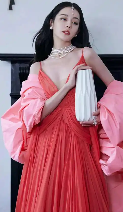 迪丽热巴真有公主范,穿泡泡袖红裙戴6层珍珠项链,甜美又贵气_气质