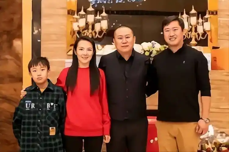 管彤:与韩红传绯闻,41岁结婚,42岁高龄生子,现在过得怎样了?