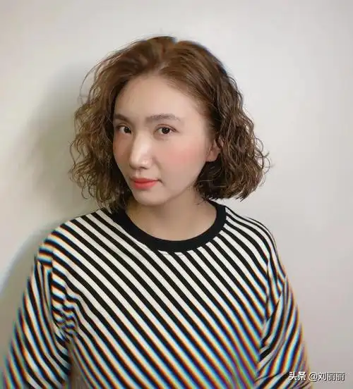 奔四奔五的女性,还有一种发型特别适合,那就是小卷烫发,洋气时尚显发