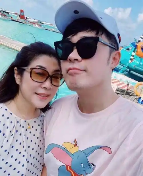 "陈赫说,一家三口在迪士尼玩得好嗨哟,陈赫老婆还晒出了女儿的正面照