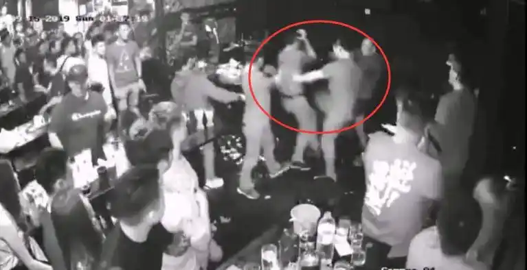 网传北海某酒吧打架斗殴事件,网友:这是10打1!