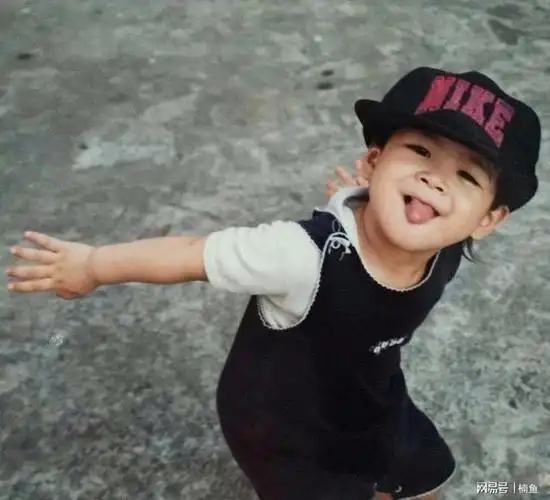 其实王嘉尔同学的颜值是从小帅到大的,小时候应该就是大家印象里的