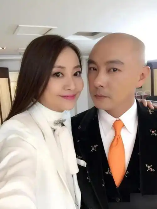 张卫健太太公开冻龄心得 女人不要放纵要运动