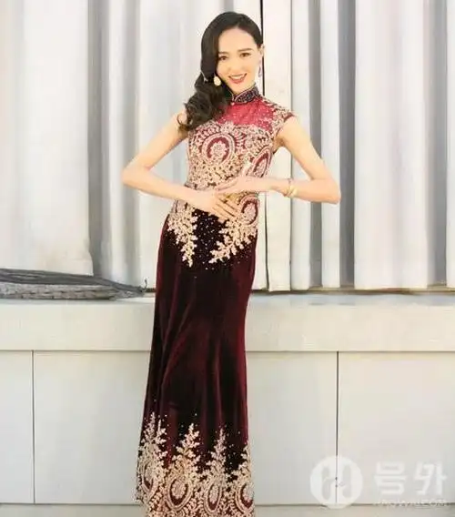 唐嫣元宵节晚会再次穿旗袍,优雅知性的样子好美!