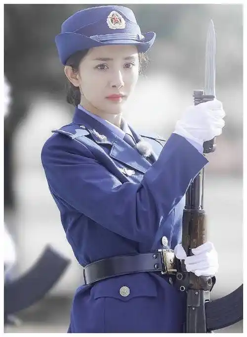 原创杨幂天生尤物穿军装英姿飒爽日常穿格子吊带显曼妙身材