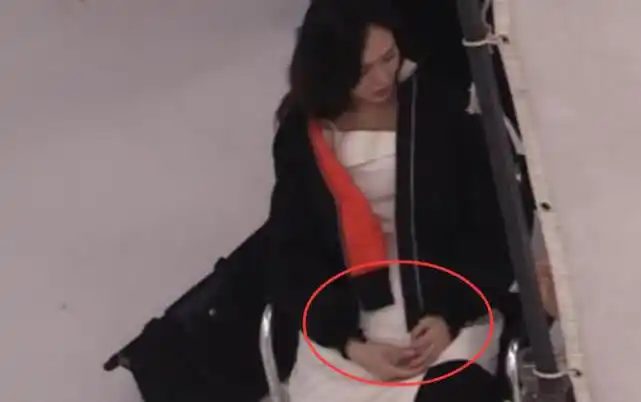 唐嫣被曝怀孕后走机场vip通道包裹严实肚子明显大一圈