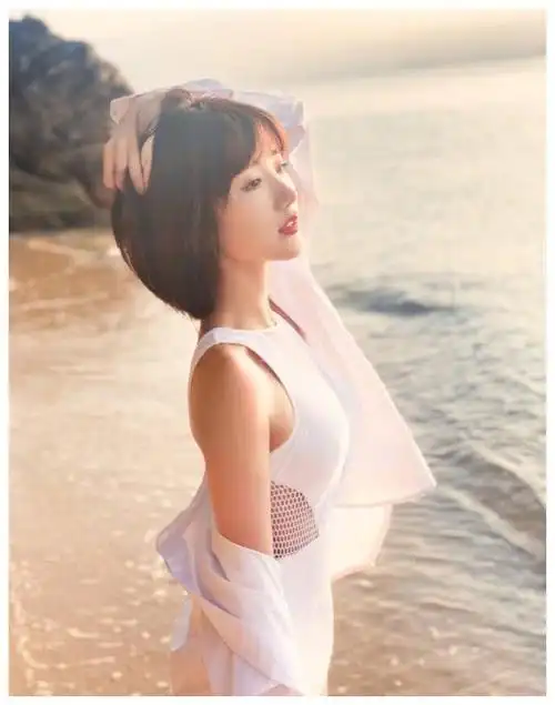 毛晓彤晒海边泳装美照大秀火辣身材长腿抢镜女人味十足