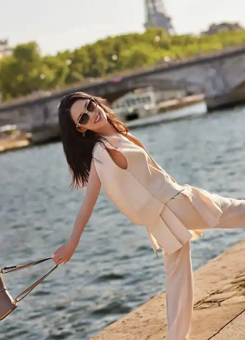 李沁职业套装优雅时尚写真_西装_白色_黑色