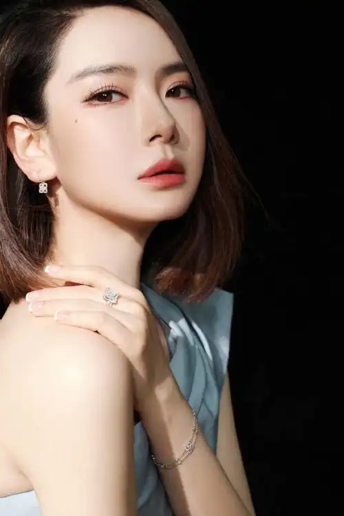 戴比尔斯恒爱大使戚薇##戴比尔斯为爱寻礼