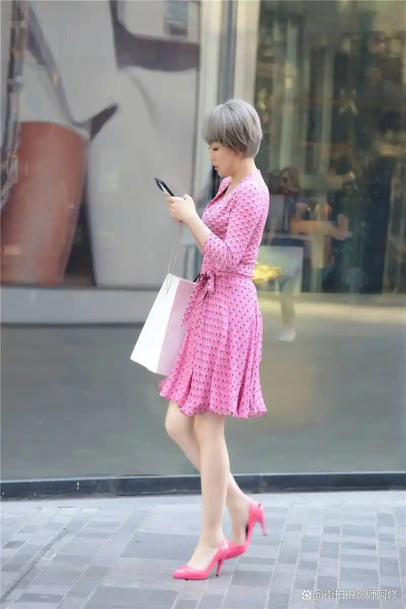 粉红色的尖头高跟鞋,搭配粉色印花连衣裙,夏季的减龄穿搭