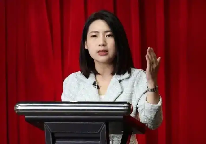 日前指称国民党民代徐巧芯身上行头不菲,其中包括路易威登连身裙