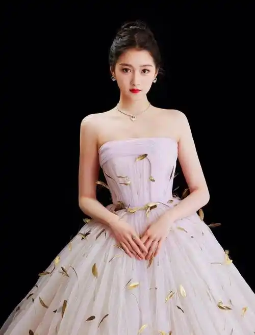 第三辑中,关晓彤,于和伟,王俊凯身穿镀金贴身紧身裙上台领奖,秀出时尚