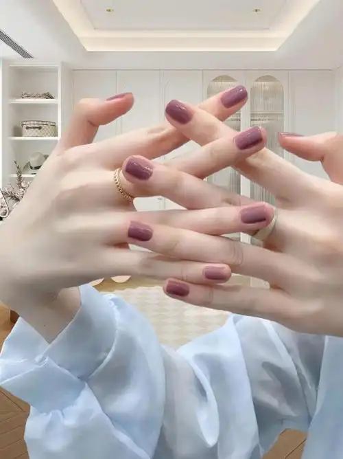 通勤小短甲推荐 显手白的美甲款式推荐 短款指甲美甲教程