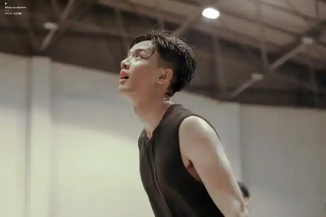 周峻纬腹肌线条##网剧遇见你之后