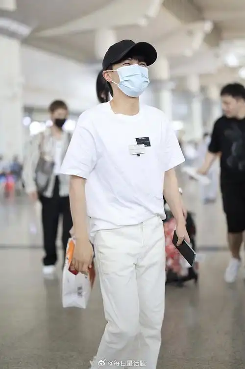 2023年9月17日,长沙,周深白色系穿搭现身长沙黄花国际机场.