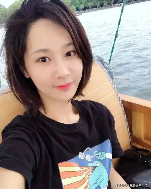 许多粉丝看到这张照片后,都赞称杨紫是"从小美到大".