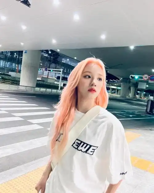 宋雨琦元气粉发新照 穿随性白t肤白貌美 - 海报新闻