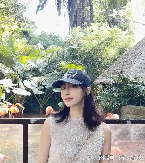 宋茜真敢穿真空裸身直接套上毛绒背心露出腹肌马甲线身材诱人