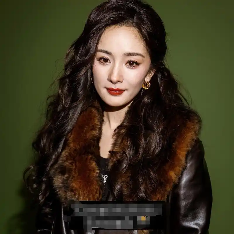 杨幂外网生图,眼纹,法令纹,痘坑,雀斑清晰可见,这才是明星真实状态