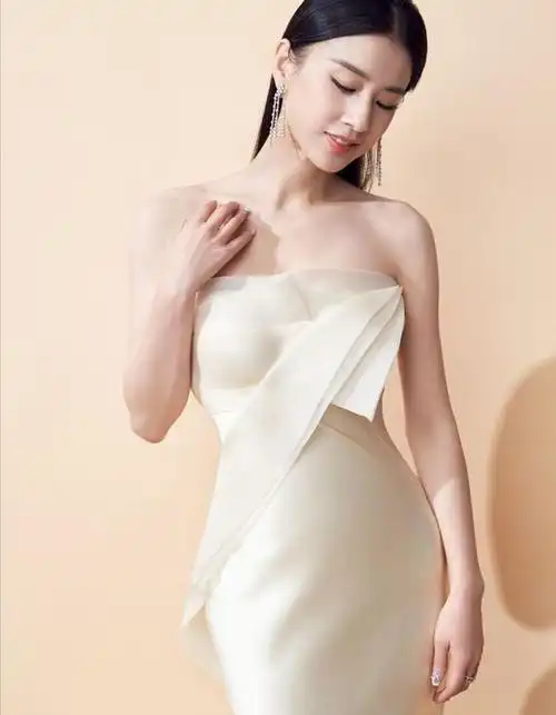 37岁黄圣依拍性感写真,抹胸长裙凸显好身材,网友:杨子好福气