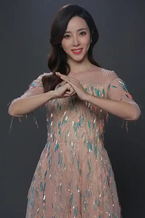 央视主持人李思思高清怼脸生图|李思思_新浪新闻