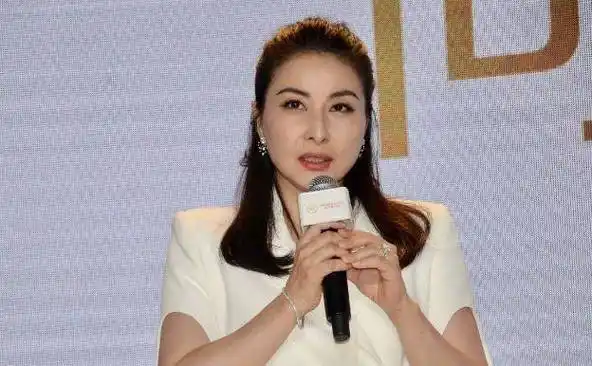 郭晶晶河北保定人.她的父亲是铁路工人,母亲是电影厂工人.