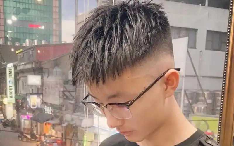 男生两边剃光发型,清爽利落显精神_哔哩哔哩_bilibili