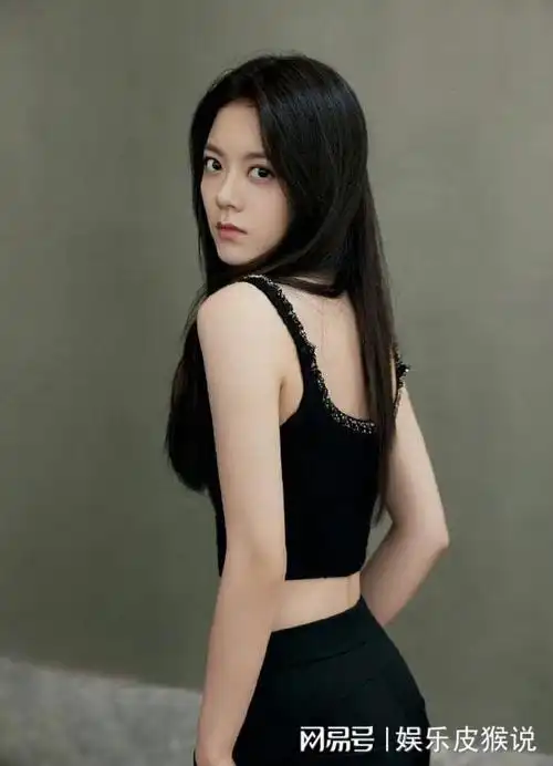 20岁女神赵今麦的搭配这么火快看看她的性感又优雅的穿搭秘诀