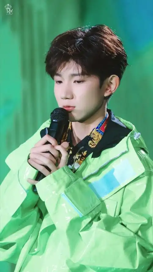 源～想看看大家相册里有哪些绿衣源多云转晴又转阴@tfboys-王源图片cr