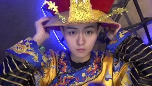 张晓钰"雍正帝"黄袍加身 霸气开场帅出新level