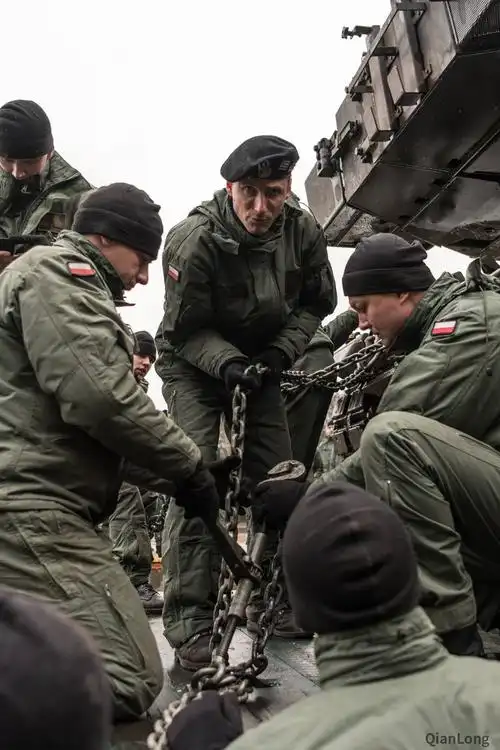 正在固定"豹"2a5坦克的波兰士兵.