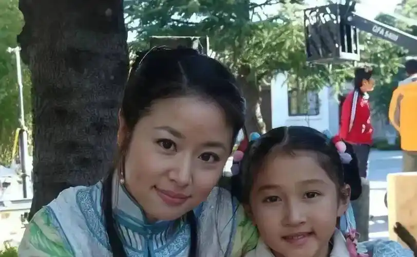 技术贴,关晓彤小时候和多位明星合照,这孩子没整过容是真的_林心如