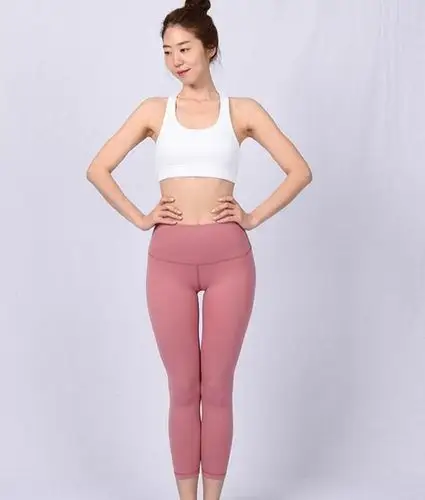 紧身打底裤美女塑造出简约显瘦的身材优雅的身姿秀出时尚感