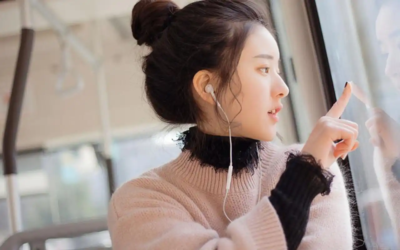 可爱丸子头少女户外清纯写真高清壁纸