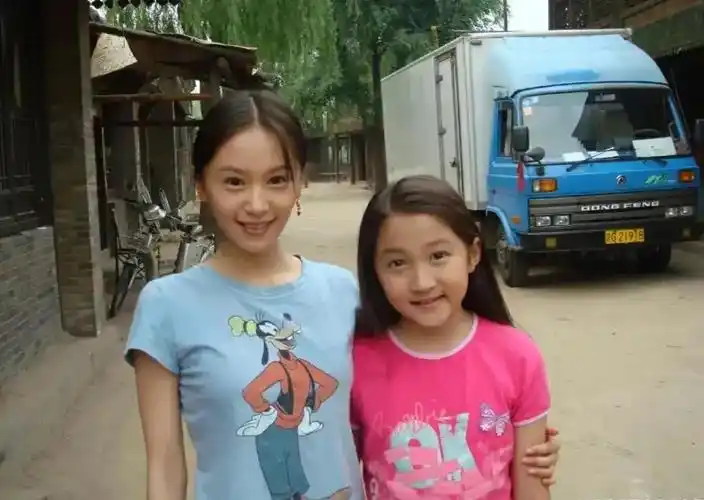 小时候的关晓彤和王子文合照