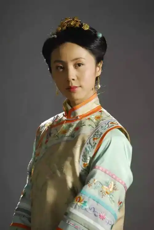 2000年,与徐怀钰,郭晋安联合主演古装神话剧《天地传说之鱼美人》,在