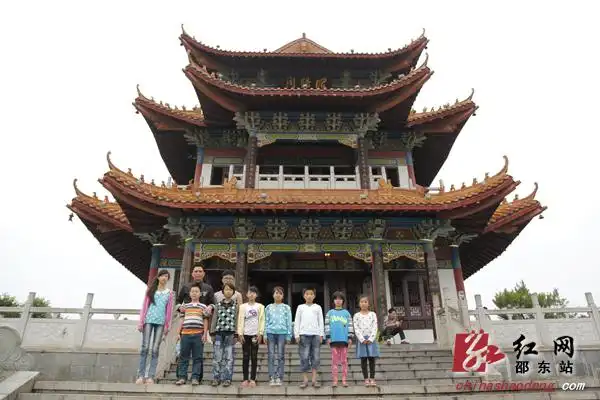 两市镇三中师生开展关爱留守儿童活动