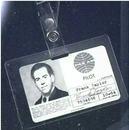 证件打印店,谎称需要采购一批员工卡,让老板把他的照片信息打印上去