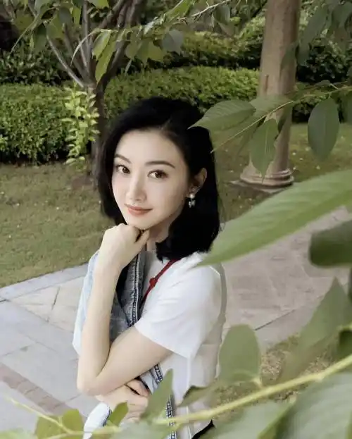 女星景甜写真:甜美可人,端庄优雅