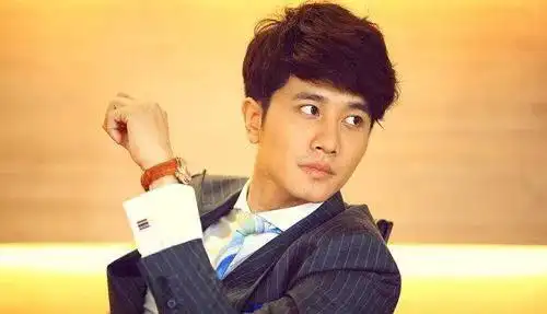 杜淳和彭冠英是双胞胎么?两人长得还挺像,气质也差不多