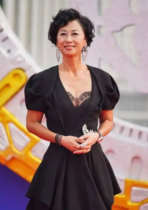 叶倩文虽然白发明显但穿白裙却从容又优雅这才是60岁真实模样