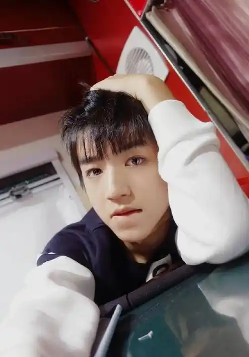 王俊凯小时候拍大学课本的照片,还换上了萌猫特效,好可爱!