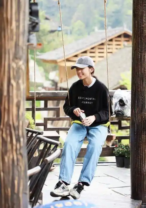 大家都觉得她年年龄那么小,就有这么高的衣品真是太难得了,并且张子枫