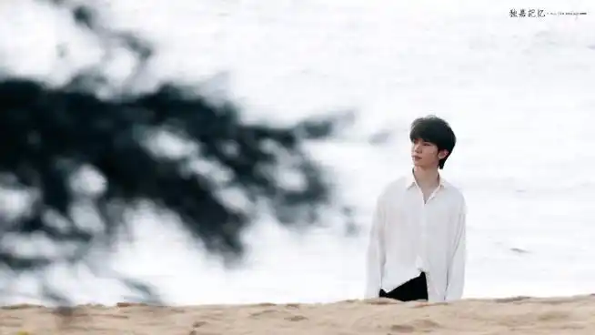 马嘉祺白衬衫海边拍摄路透##马嘉祺海边少年