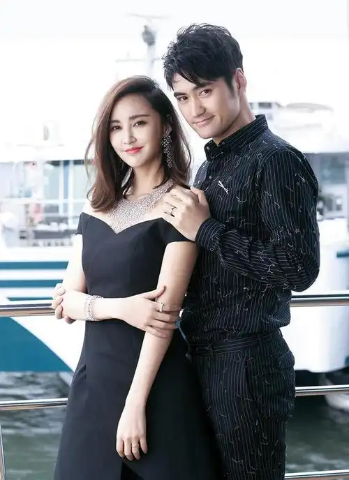 只不过在穿衣打扮上,张歆艺确实没有老公袁弘更得体,尤其是