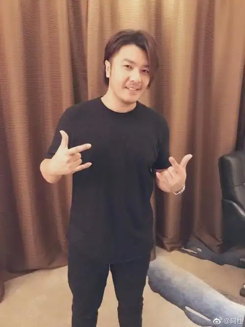 阿杜晒近照身材健硕气色好 自我调侃:是该减肥了