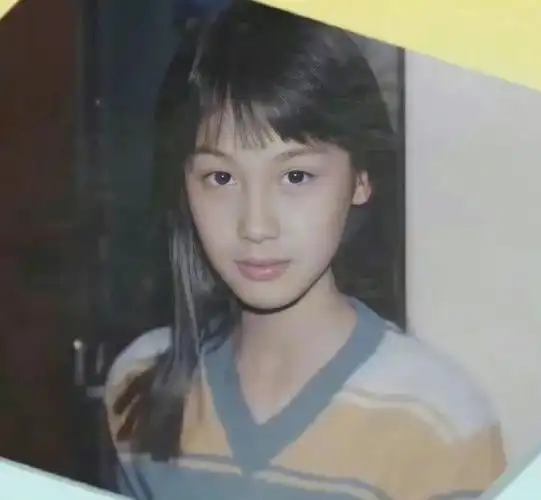 朱茵11岁早期旧照曝光 五官优越长发柔顺从小美到大-上游新闻 汇聚