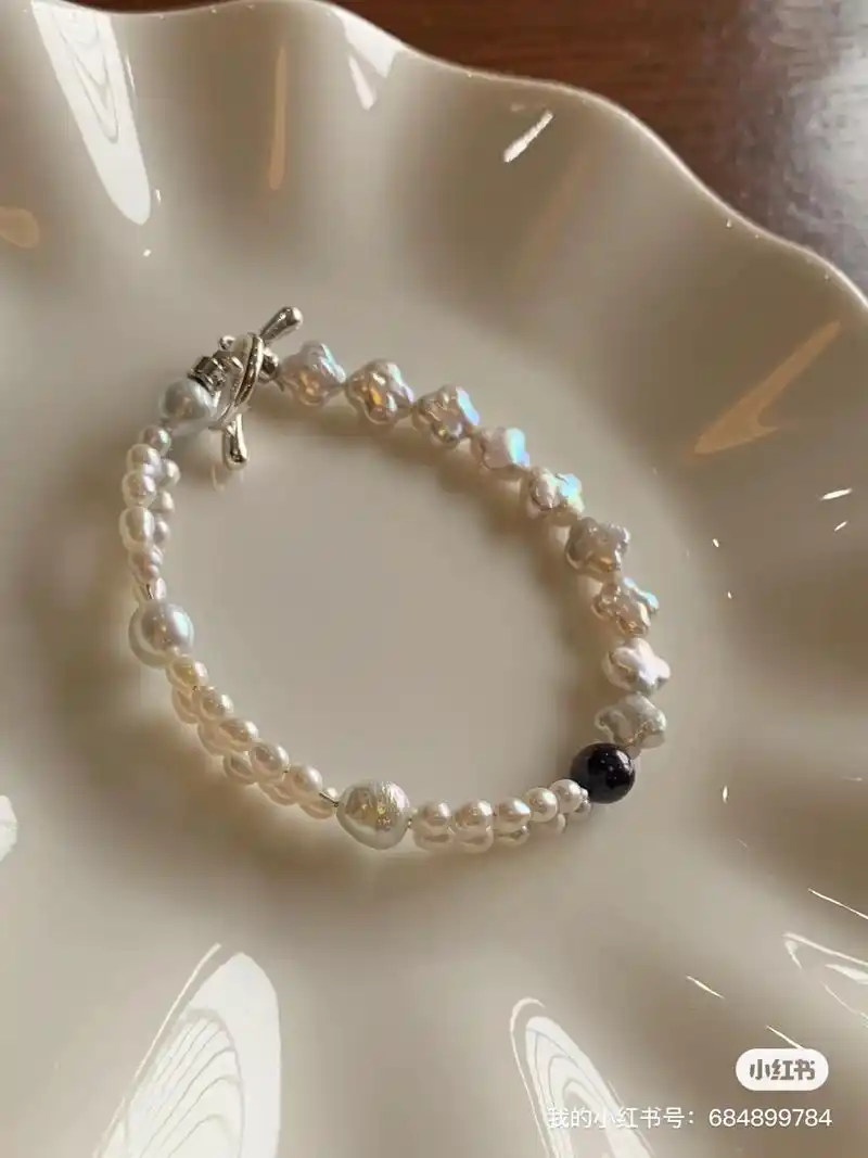 小众个性时尚天然淡水珍珠手链.卡6到7的银蓝光小四叶草,双层 - 抖音