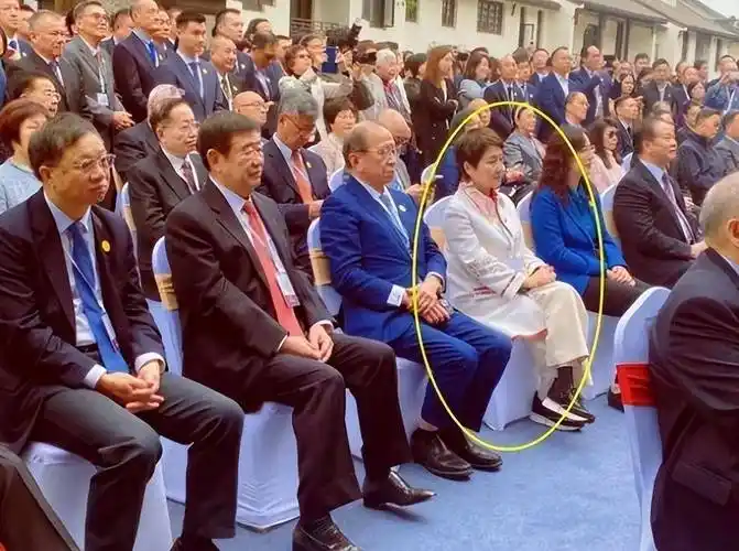 霍家人齐聚霍英东纪念馆开馆,郭晶晶打扮明艳大气,社会名流齐聚