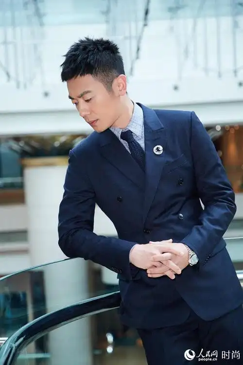 朱亚文亮相电影活动 条纹西装英俊儒雅(组图)